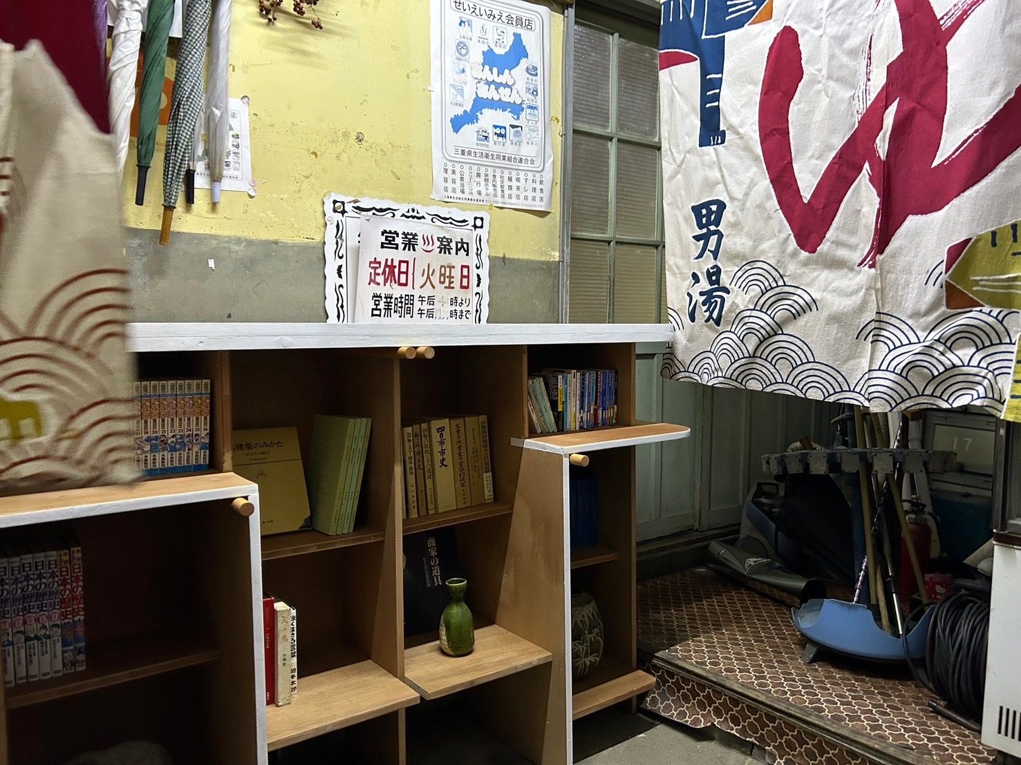 花岡温泉の入口に設置された段状の本棚